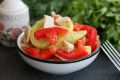 Салат как искусство: вкусное сочетание курицы, жареных кабачков и помидоров