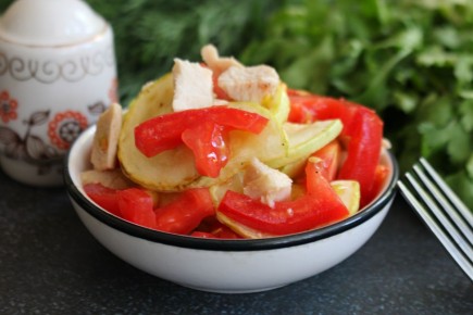 Салат как искусство: вкусное сочетание курицы, жареных кабачков и помидоров