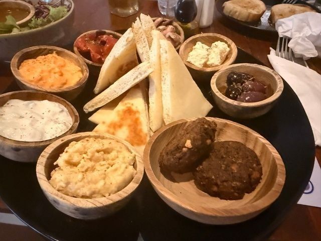 Греческий вдохновляющий вкус: обновление меню в глэмпинге Pera