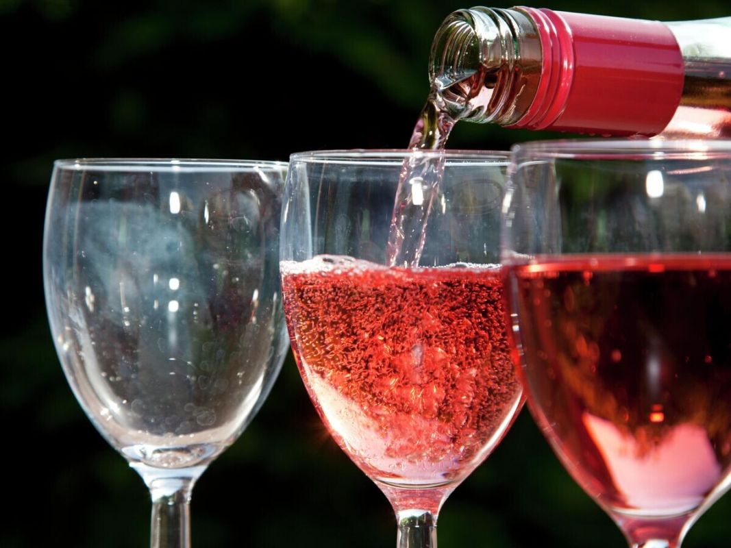 Российские игристые вина завоевывают рынок: импорт уступает позиции