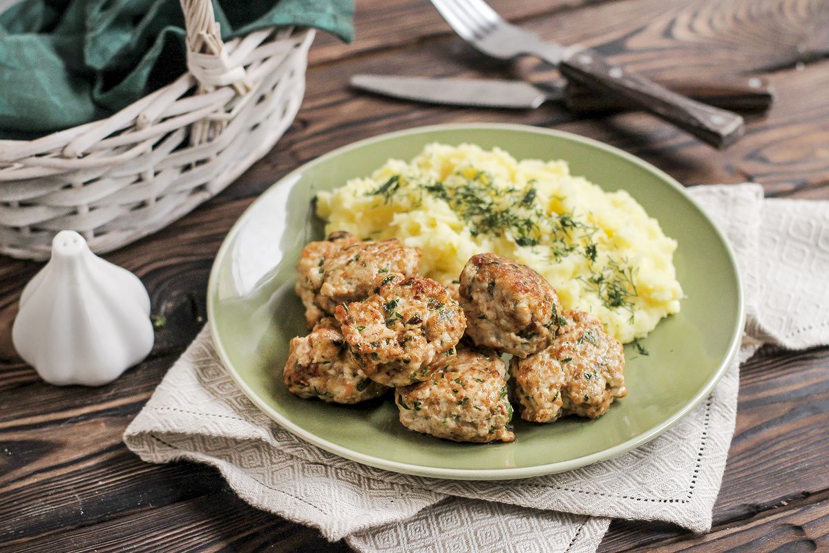 Кулинарный хит: куриные котлеты с картофельным пюре