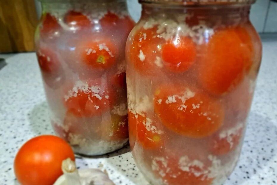 Как приготовить маринованные помидоры с чесноком на зиму