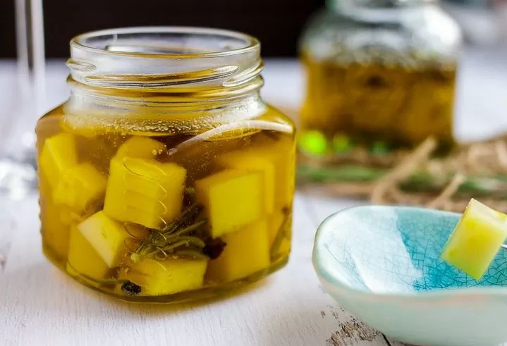 Нежный сыр, замаринованный в ароматном масле