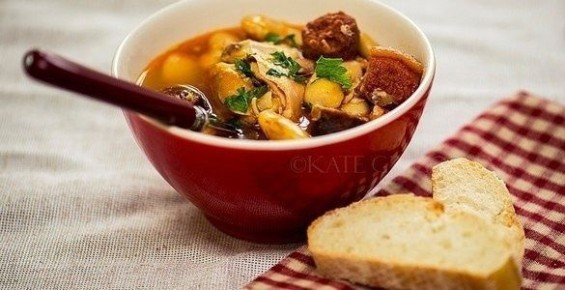 Густой фасолевый суп по астурийскому стилю: простой вечерний рецепт