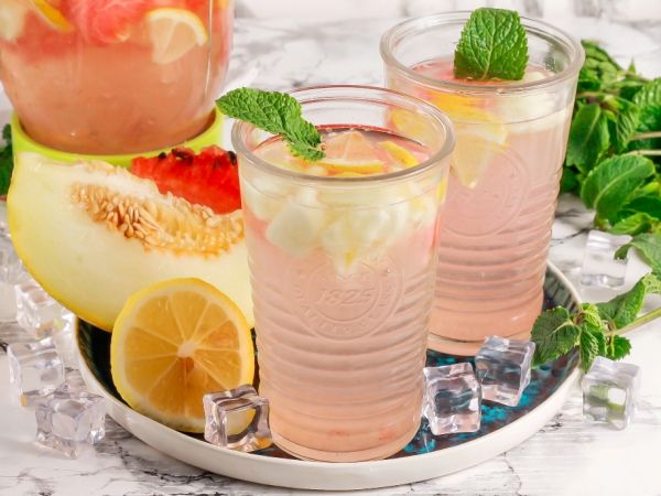 15 минут до лета: арбузно-дынный лимонад, который освежит и не испортит фигуру