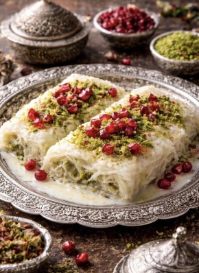 Гюллач: изысканный десерт Рамадана, наполненный ароматом розы