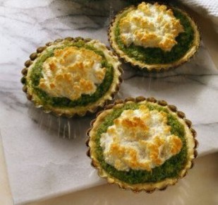 Тарталетки со шпинатом и пармезаном