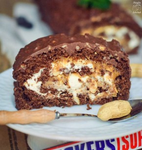 Сладкий рулет с вкусом Сникерса
