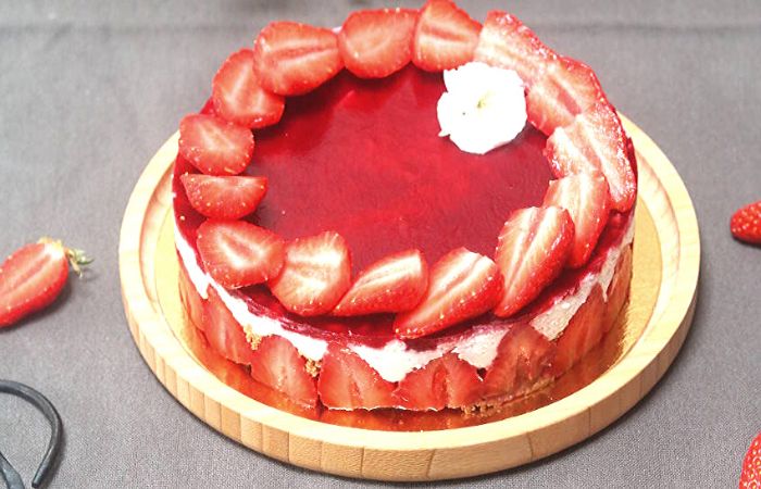 Нежный кокосовый чизкейк с клубникой: идеальный десерт для романтического вечера