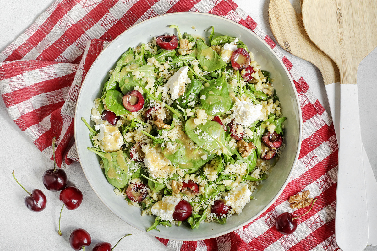Салат, который покорит сердце: черешня, рикотта и булгур