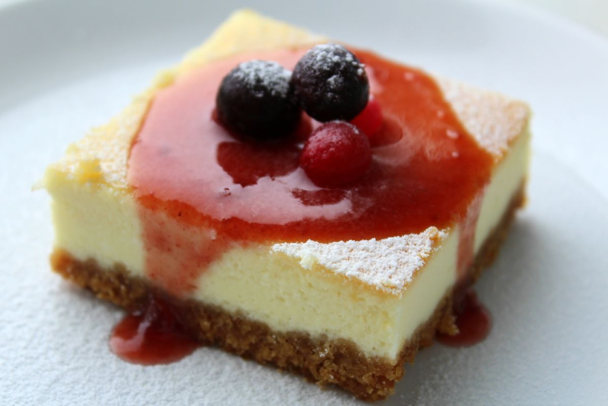 Нежный чизкейк с ягодным соусом: легко и вкусно