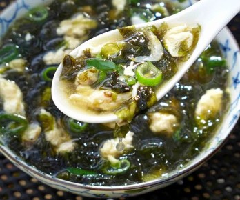 Суп с водорослями и яйцом: время для уюта в тарелке