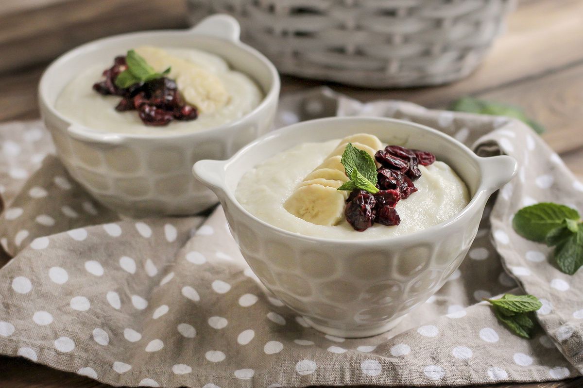 Необычная манная каша на кокосовом молоке: Вкус детства с бананом и клюквой