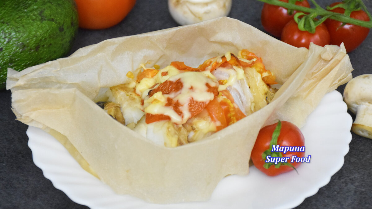 Ароматные стейки зубатки в духовке с помидорами и сыром