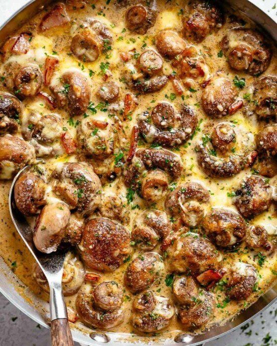 Нежные грибы с беконом в сливочном соусе: простой рецепт для гурманов