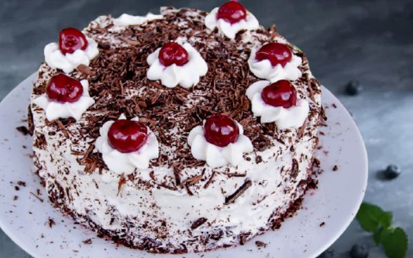 Новый взгляд на торт “Черный лес”: упрощенный рецепт от шефа