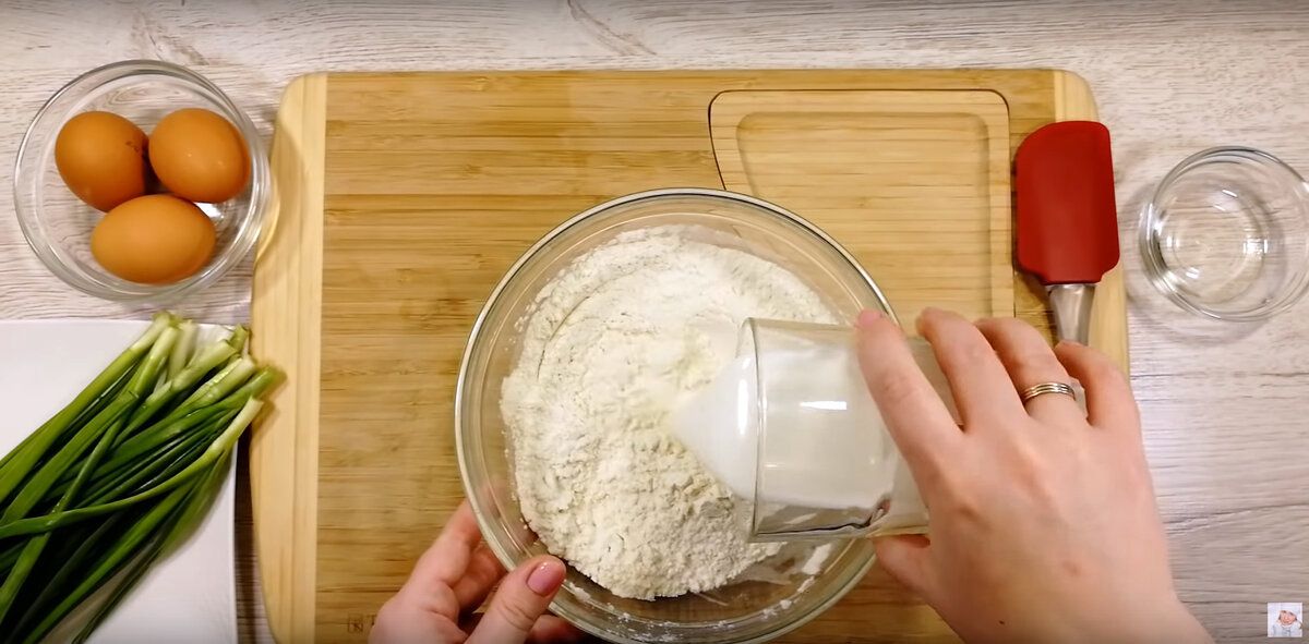 Лепешки на кефире: хрустящая корочка и сочная начинка из зеленого лука