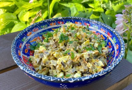 Необычный салат для смелых кулинаров: сочетание вкусов, которое удивит вас