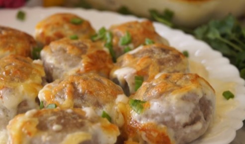 Нежные фрикадельки в сливочном соусе: быстро и вкусно