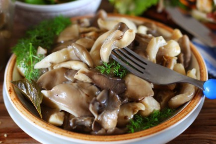 Приготовьте маринованные вешенки с чесноком к зимнему столу