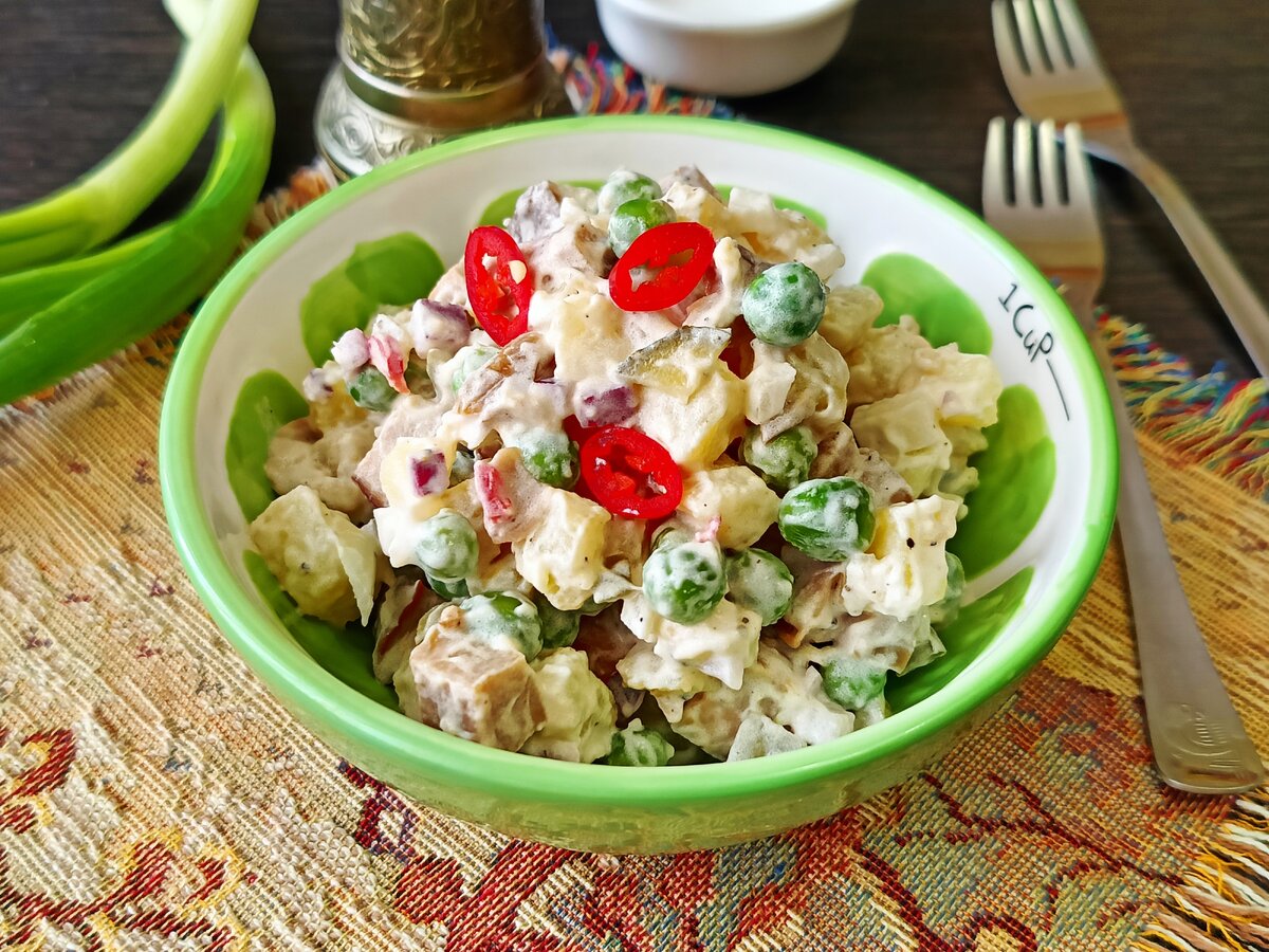 Новый взгляд на традиционный картофельный салат с грибами и горошком