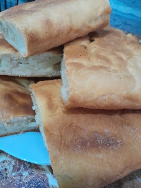 Горячий пирог с картошкой и луком: уютный вкус, который соберет всю семью