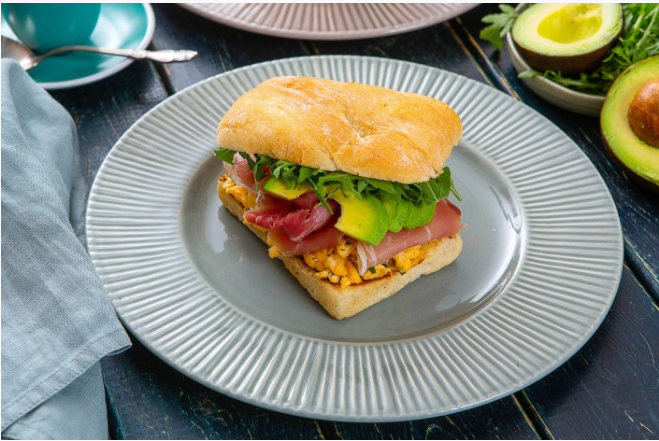 Нежная чиабатта с омлетом и авокадо: изысканный завтрак для настоящих гурманов