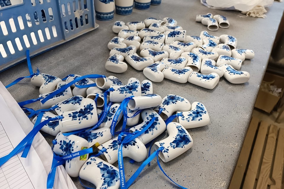 Тайны гжельских игрушек: Как в России создают уникальные новогодние украшения