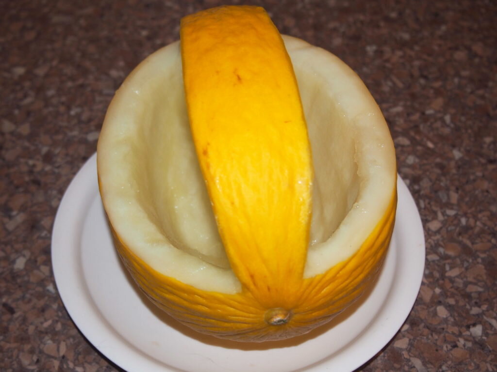 Непревзойденный фруктовый шедевр: салат в дынной корзинке для восторга гостей