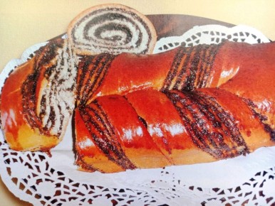 Волшебство домашней выпечки: сдобный рулет с маком и медом