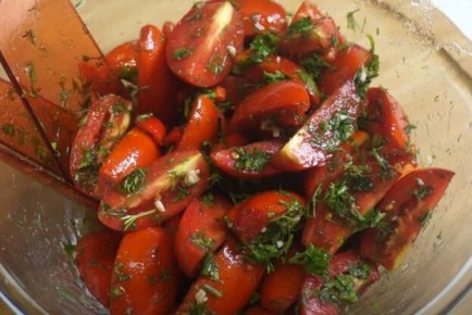 Как быстро приготовить помидоры с чесноком и зеленью: вкусные рецепты