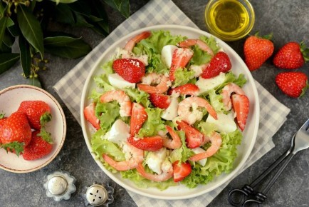 Салат весны: креветки и клубника в оригинальном сочетании