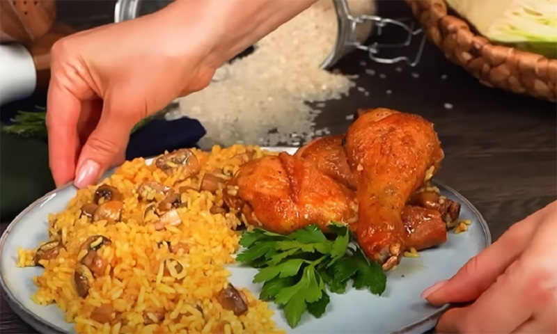 Плов в рукаве: экспресс-рецепт с курицей и грибами для сытного ужина