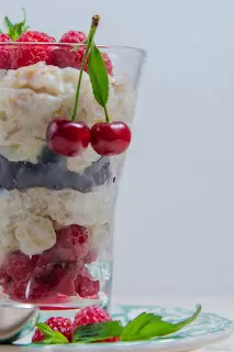 Новый взгляд на овсянку: яркие завтраки с ягодами