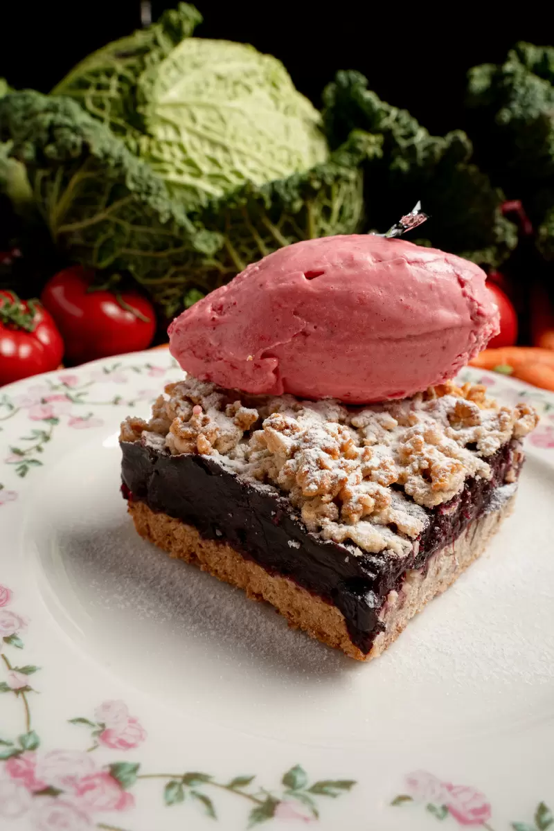 Постный десерт: Пряный пирог со сливой и малиновым сорбетом