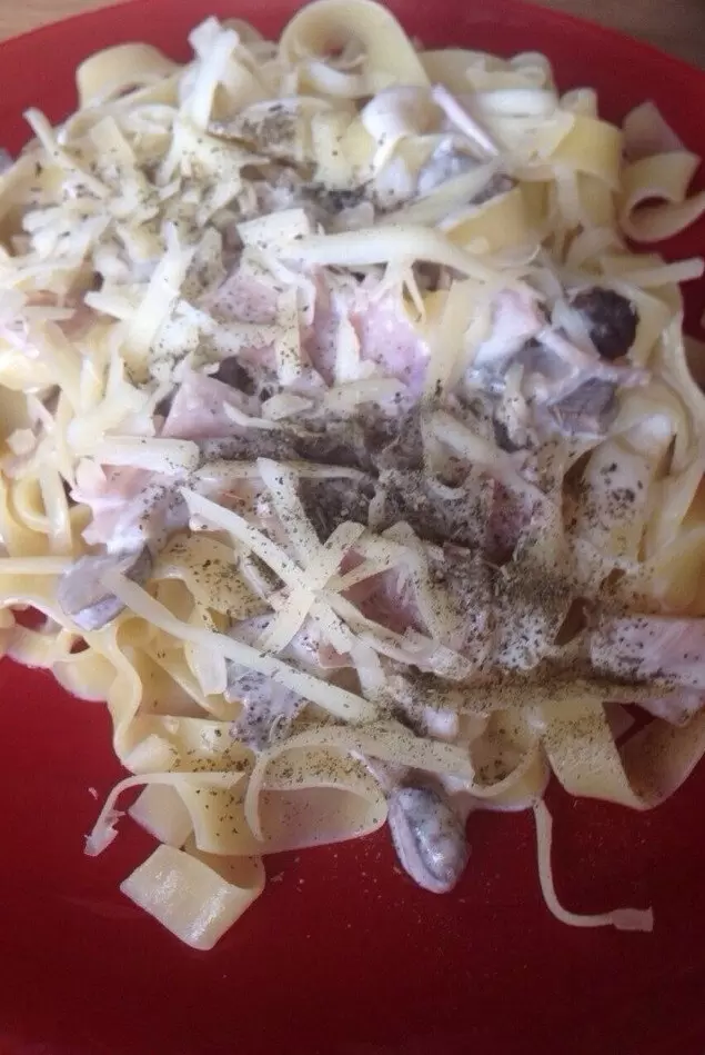 Если итальянская кухня, то только фетучини с ветчиной и шампиньонами
