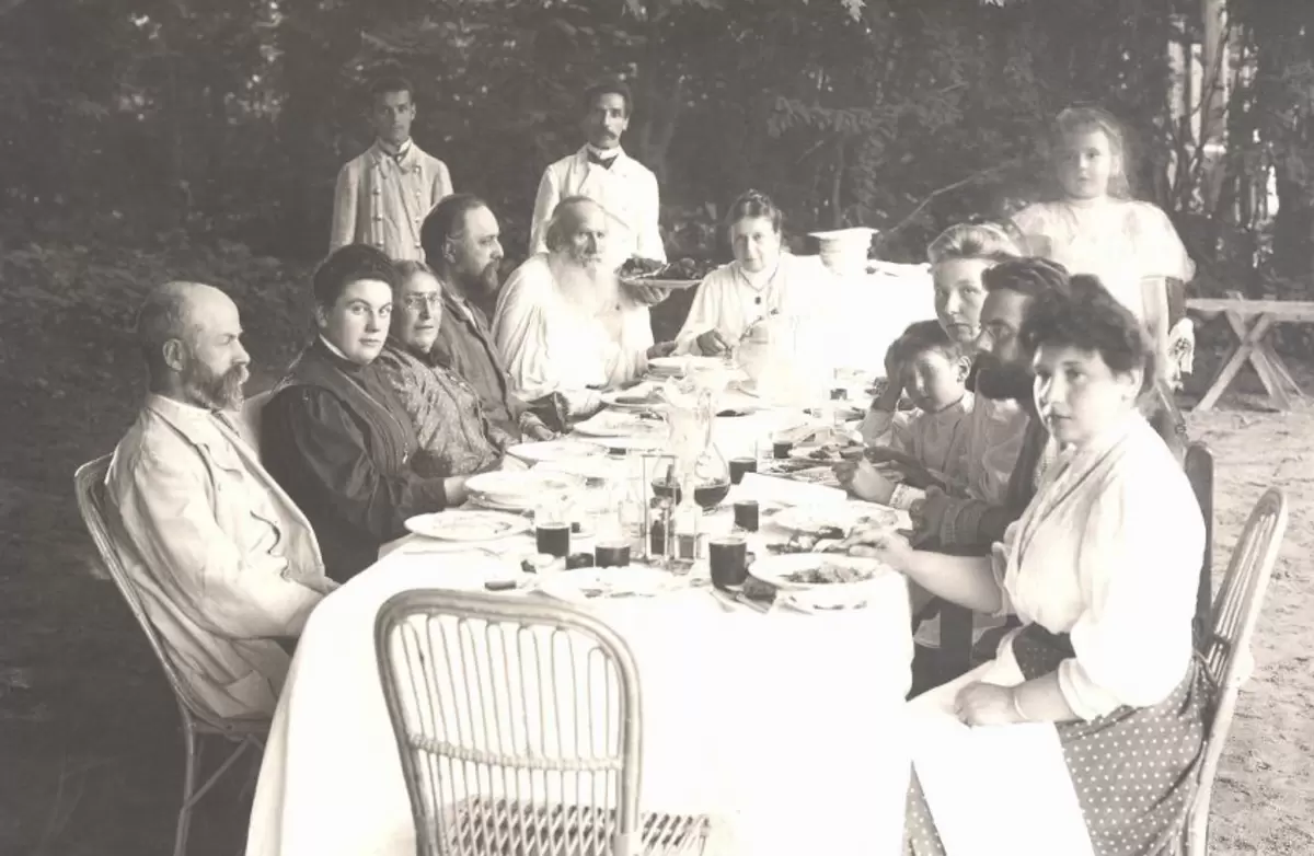 Весеннее пробуждение: три блинных рецепта от Софьи Толстой