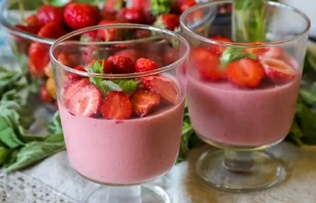 Нежное желе из ряженки с клубникой: легкий десерт для лета