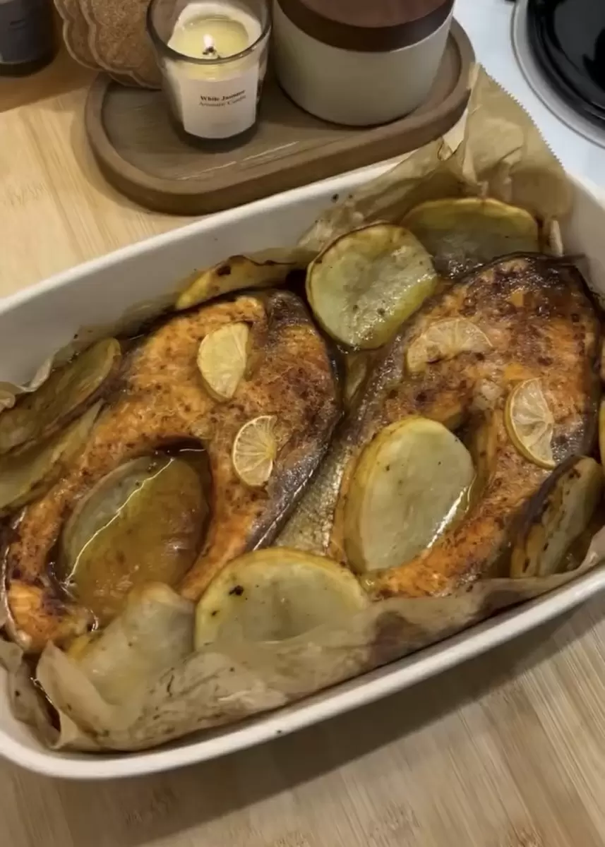 Запеченный лосось с картофелем и лимоном: вкусно и безопасно для всех