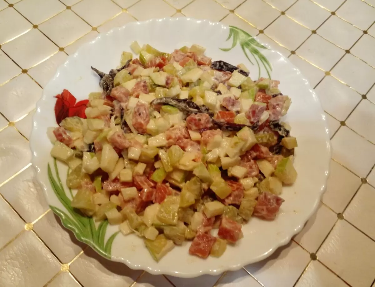 Пикантный салат с красной рыбой: неожиданное сочетание для вашего стола