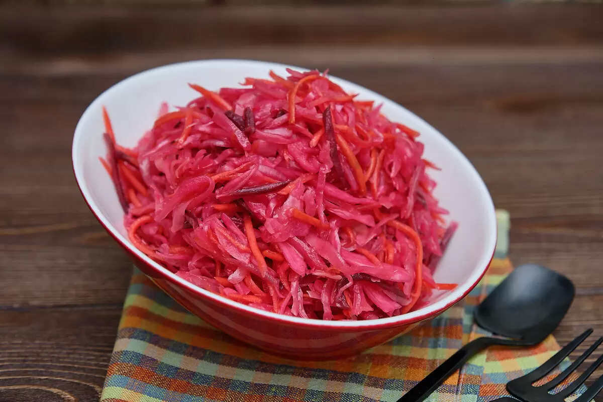 Свежий витаминный салат с хрустящей капустой, который станет хитом ваших застолий