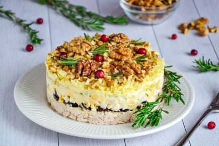 Салат с курицей, черносливом и грецким орехом