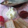Неожиданные мини-бутерброды с солёной сельдью и томатным маслом