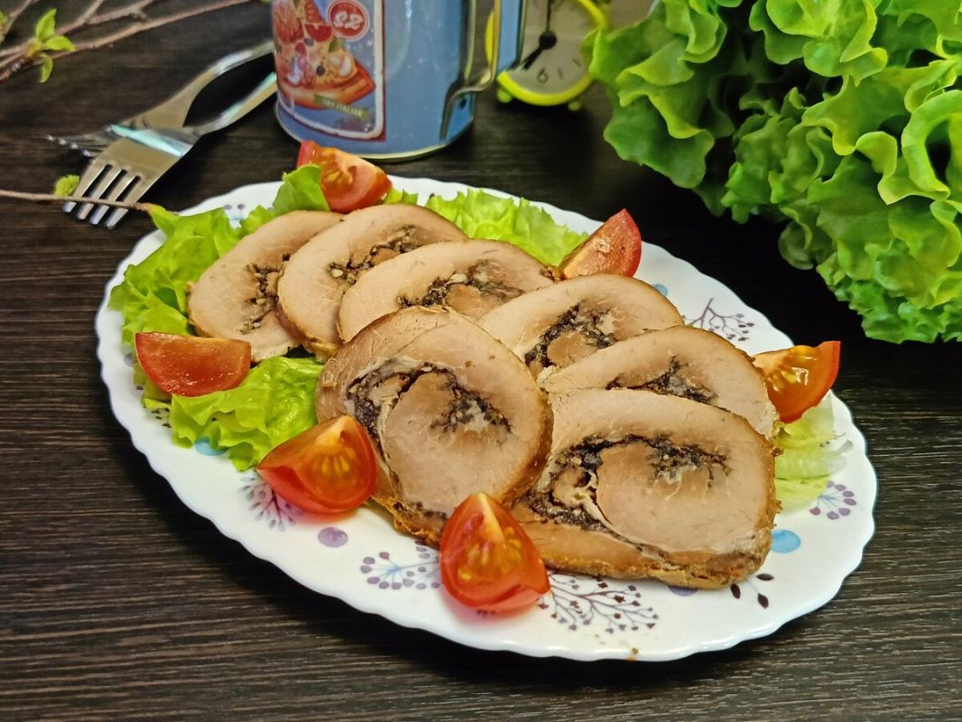 Необычный мясной рулет: свинина с ягодной изюминкой