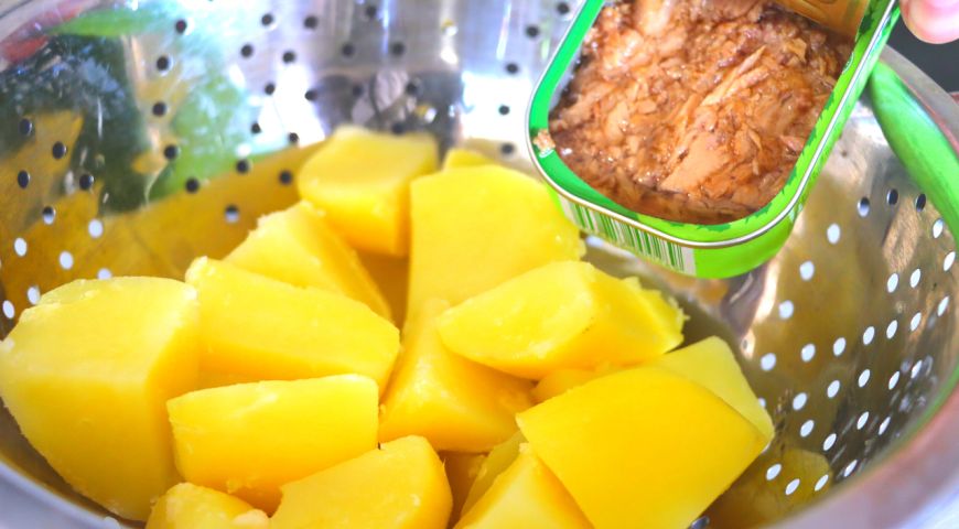 Легкий и аппетитный салат с картофелем и тунцом
