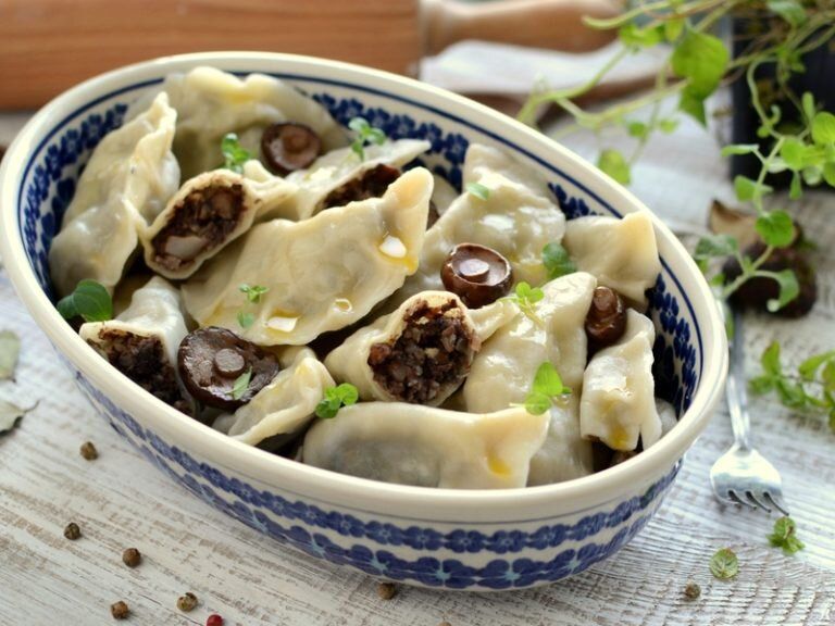 Пельмени с сушеными грибами и луком: вкусные и простые