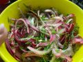 Пробуждение вкусов: 4 креативных рецепта маринованного лука