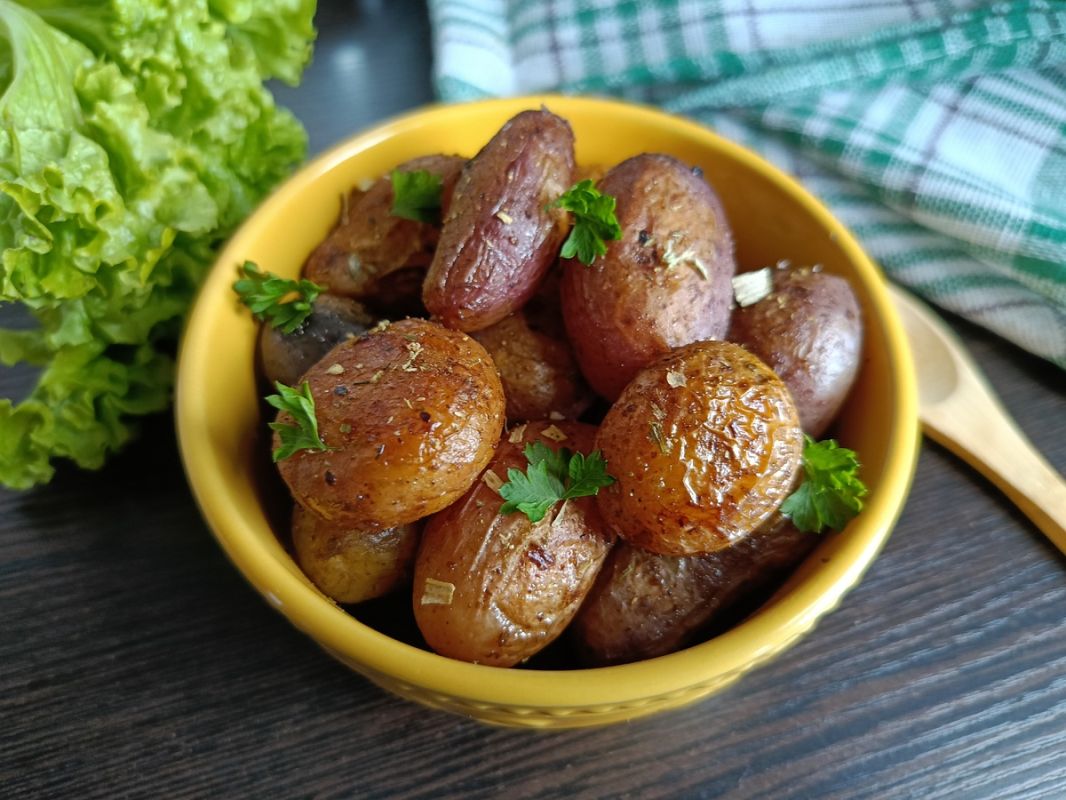 Нежная картошка к столу: как просто и вкусно запечь молодые клубни с кожурой