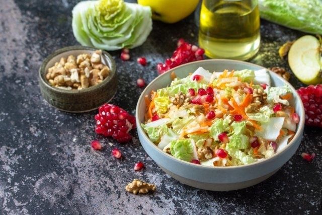 Салат с пекинской капустой и гранатом в простой домашний ужин